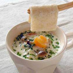 熱いスープやお味噌汁に落として約30秒で食べごろ!お手軽・簡単にエネルギー補給!