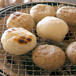 吉田ふるさと村の杵つきもちはコシと粘りが評判です。