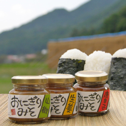 「おにぎりみそ」でごはんを食べる時は、 いつもより多めにごはんを炊いてください