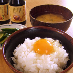 卵かけご飯には、卵かけご飯を美味しく食べていただくために作った醤油「おたまはん」をどうぞ。