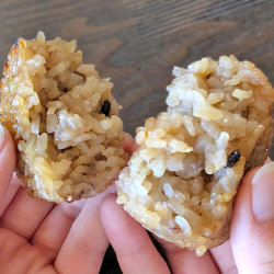 中まで味が染み込んで一層美味しくなりました。子様のおやつやバーベキューにもオススメ。雑穀焼きおにぎり。